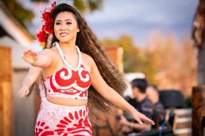 Vivez la chaleur de maui lors d’un luau intimiste à kihei, avec danse polynésienne de près, open bar et buffet hawaïen complet. réservez vite votre place.