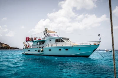 Découvrez lampedusa en bateau, nagez et faites du snorkeling à la plage des lapins, puis savourez un déjeuner maison de fruits de mer à bord.