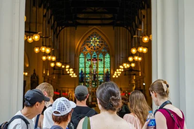 Découvrez le cœur de hong kong lors d’une balade à pied à central, guidée et sans prix fixe. plongez dans les récits familiaux, l’architecture coloniale, les rituels du temple et les meilleu