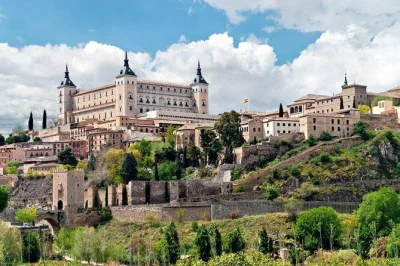 Recorre las calles de toledo, visita la catedral, la sinagoga y santo tomé con guía local. incluye transporte ida y vuelta desde madrid y entradas.