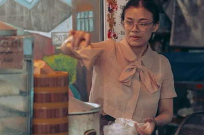 Recorre las calles de hanoi con un guía local y prueba platos típicos como bánh xèo, rollitos de primavera y café de huevo. incluye toda la comida y bebida.