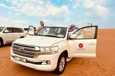 Descubre las dunas rojas de dubái con dune bashing, paseo en camello, sandboarding y una cena bbq de lujo en al royal camp. incluye recogida en hotel y espectáculos en vivo.