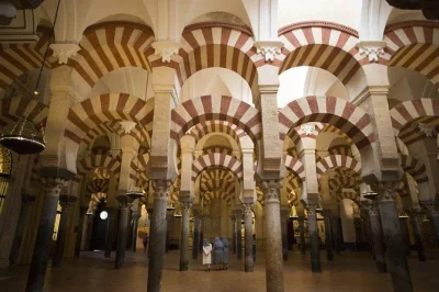 Descubra córdoba: visite a mesquita-catedral, explore o bairro judeu e conheça a antiga sinagoga com guia e transporte fácil saindo de sevilha.