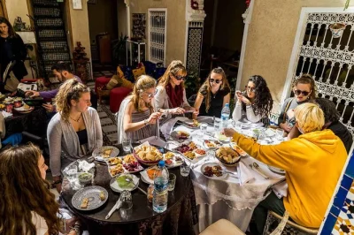 Laissez-vous surprendre par rabat à travers ses marchés, ses boulangeries et ses cafés au bord du fleuve lors d’une balade gourmande. dégustations, repas et guide local inclus.