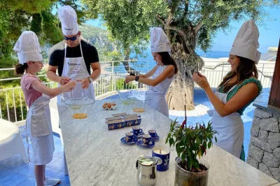 Vive una clase de cocina en una villa de sorrento, con recetas caseras, ingredientes frescos del jardín y vino local—incluye comida y degustación de limoncello.