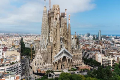 Barcelona erleben: sagrada familia mit guide ohne warteschlange, bunte mosaike im park güell und alle tickets plus headsets inklusive.