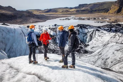 Scopri il ghiacciaio sólheimajökull con una guida locale in piccoli gruppi. cammina sul ghiaccio blu, osserva le crepe e ascolta i segreti del ghiacciaio. attrezzatura e caffè inclusi.