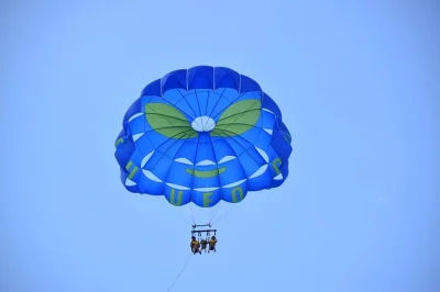 Vivez l’adrénaline du parasailing au-dessus de la côte de maui depuis ka'anapali, jusqu’à 1 200 pieds d’altitude, en petit groupe avec une balade en bateau tout en douceur.