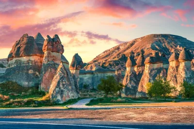 Descubre cappadocia con un guía local, admira las chimeneas de hadas, explora la ciudad subterránea de kaymakli y disfruta paradas flexibles con recogida incluida.