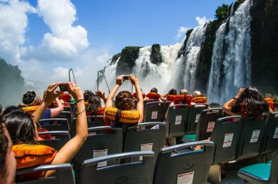 Vive la fuerza de las cataratas del iguazú con un paseo en barco, un safari en camión por la selva y un recorrido en tren ecológico. incluye traslado desde hoteles en puerto iguazú.