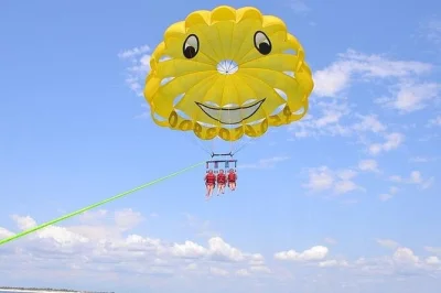Sinta a emoção do parasailing sobre o mar vermelho em hurghada, com traslados do hotel, equipe certificada e todo o equipamento de segurança incluído. veja a costa lá de cima, sem precisar de exp