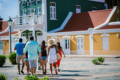 Descubre las coloridas calles de oranjestad en un tour guiado a pie, prueba snacks típicos, visita museos y conoce las historias de aruba—incluye recogida en hotel.