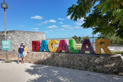 Scopri i colori cangianti della laguna di bacalar, nuota nei cenotes, assaggia l’ananas miele e rilassati con pranzo incluso in questa escursione da costa maya con pick-up e bevande.