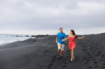 Siente el poder del kilauea, explora cuevas de lava y camina por la playa de arena negra más nueva de hawái en esta excursión desde hilo con recogida y almuerzo local.
