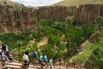 Descubre el valle de ihlara, explora la ciudad subterránea de kaymakli y pasea por el valle de las palomas en esta excursión de un día en cappadocia. incluye almuerzo, entradas y transporte privado