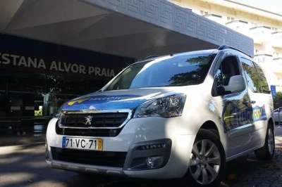 Entspannt in carvoeiro ankommen: privater transfer vom faro flughafen mit direkter abholung, freundlichem fahrer, kindersitzen und platz für golfgepäck – ohne zwischenstopps.