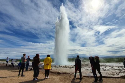 Sinta a força da cachoeira gullfoss, caminhe entre placas tectônicas e explore a cratera kerid neste tour em grupo pequeno pelo círculo dourado saindo de reykjavik com traslado incluso.