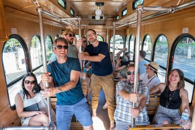 Erkunde nashvilles craft-bier-szene mit einem nostalgischen trolley, der dich zu sechs top-brauereien bringt. genieße musik, lokale geschichten und unbegrenzte fahrten.