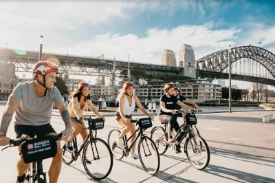 Sídney, harbour bridge y Ópera en bici: recorre la ciudad con guía local, cruza el puente, explora the rocks y disfruta almuerzo. bicicleta, casco y guía incluidos.