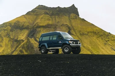 Entra in una vera grotta di ghiaccio islandese con guida locale, ramponi, casco e lampada frontale inclusi. vivi le texture del ghiacciaio e la luce blu in questo tour rapido.