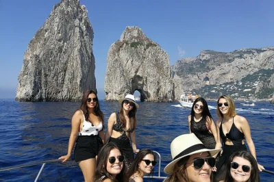 Sinta a brisa do mar em um passeio privado de barco em capri—nade em grutas esmeralda, passe pelos faraglioni e aproveite petiscos capreses com prosecco. toalhas e equipamentos de snorkel inclusos.