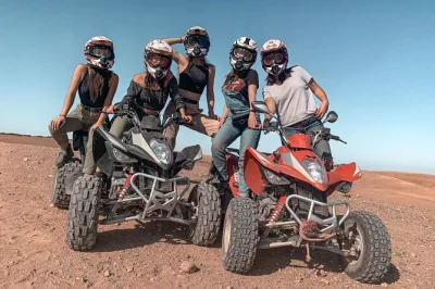 Découvrez le désert d’agafay près de marrakech avec une balade en quad, une promenade à dos de chameau et un dîner berbère. transfert inclus, tenue nomade et guide local pour une soirée compl