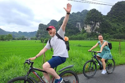 Descubre ninh binh desde hanoi: comparte té con una familia local, recorre en bici los arrozales y navega por las cuevas de trang an. incluye recogida en hotel y almuerzo.