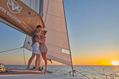 Découvrez santorin en catamaran avec déjeuner bbq, open bar et baignades aux plages rouge, blanche et sur l’île de thirasia. prise en charge incluse.
