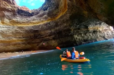 Descubre las cuevas marinas de benagil en kayak, nada en aguas cristalinas y captura fotos dentro del famoso algar de benagil. incluye equipo y guía local.
