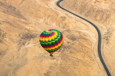 Sobrevuela los templos de luxor al amanecer en un paseo en globo con recogida en hotel, guía en inglés en vivo y todo incluido. descubre el antiguo egipto desde el cielo.