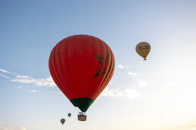 Survolez marrakech au lever du jour, admirez l’atlas depuis une montgolfière et savourez un petit-déjeuner berbère dans une kasbah. navette et certificat de vol inclus.