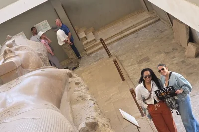 Sinta a história viva em saqqara e memphis com um tour privado saindo do cairo. conheça a pirâmide de degraus, o colosso de ramsés ii e aproveite o transfer fácil do hotel.