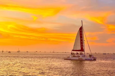 Vivez l’ambiance unique de key west lors d’une croisière au coucher du soleil à bord d’un nouveau catamaran. musique live, boissons à volonté, apéros locaux et histoires du coin, avec un ch
