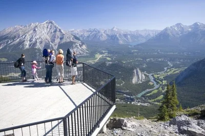 Découvrez les rocheuses de près avec la télécabine de banff, la croisière saisonnière sur le lac minnewanka et la prise en charge à l’hôtel. admirez hoodoos, bow falls et plus en une demi-jo