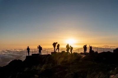 Vivi l’alba al pico do arieiro, cammina fino alla vetta del pico ruivo e attraversa le “scale verso il cielo” sopra le nuvole di madeira. pickup e ritorno in hotel inclusi.