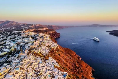 Découvrez santorin et ses panoramas de carte postale, dégustez des vins locaux dans un domaine familial, et flânez dans les ruelles d’oia. prise en charge privée et horaires flexibles inclus.