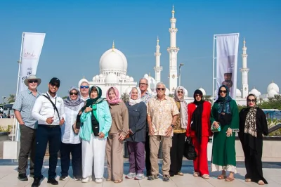 Descubre la gran mezquita sheikh zayed, recorre las galerías del louvre abu dhabi y disfruta de un almuerzo en yas mall. incluye recogida en hotel desde dubái y guía local.