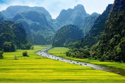 Descubre la tranquilidad de ninh binh en un tour privado desde hanoi. paseo en sampán por tam coc, subida a mua cave y visita a hoa lu. incluye recogida en hotel y almuerzo.