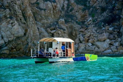 Vivi un catamarano privato a cabo san lucas, naviga fino a el arco, fai snorkeling a pelican rock e rilassati a lovers beach—include bevande, attrezzatura e massima flessibilità.