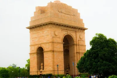 Prenota un trasferimento privato dall’hotel di delhi all’aeroporto. autista affidabile, aiuto con i bagagli, acqua minerale e pickup flessibile—partenza senza stress.