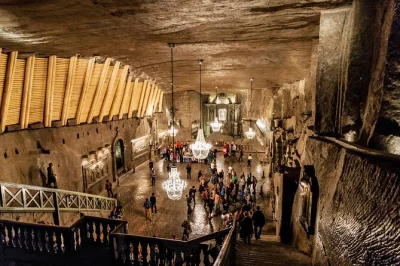 Scopri la freschezza della miniera di sale di wieliczka con un tour guidato da krakow, con transfer comodi, biglietti inclusi e una guida locale che racconta storie di minatori.