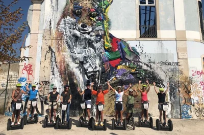 Scopri lisbona in segway tra alfama, piazze storiche e panorami mozzafiato. guida, casco e partenza facile dal centro inclusi.