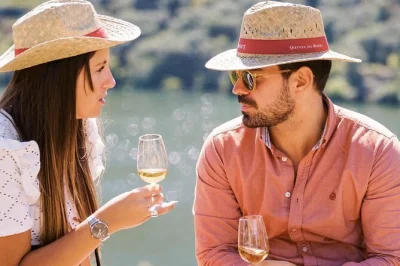 Scopri la valle del douro in portogallo con degustazioni di vino, una gita in barca sul fiume, pranzo con vista sui vigneti e assaggi di olio d’oliva locale, con pick-up da porto.