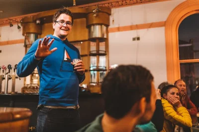 Descubre dublín northside con cerveza artesanal, whiskey y gin irlandés. tour con catas, música en vivo y guía local. reserva tu lugar ya.