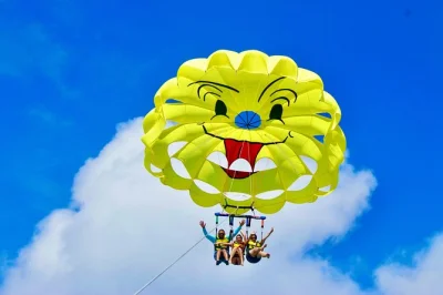 Siente la emoción de hacer parasailing en aruba sobre palm beach, con vuelos en solitario o en tándem, guías expertos y decisiones seguras del capitán—incluye punto de encuentro en la playa.