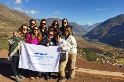 Scopri la magia delle ande con un tour in piccolo gruppo nella valle sacra da cusco. visita il mercato di pisac, le rovine di ollantaytambo e chinchero con pranzo e trasferimento dall’hotel inclusi.