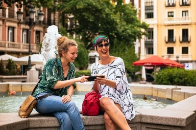 Comece sua visita a madrid com um tour privado a pé. caminhe com um guia local, descubra dicas reais de comida e pontos turísticos, e aproveite um passeio tranquilo com rotas flexíveis.