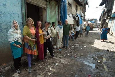 Explore dharavi em mumbai com guias locais mulheres, conheça histórias reais e veja o dia a dia de perto. inclui água mineral e horários flexíveis.