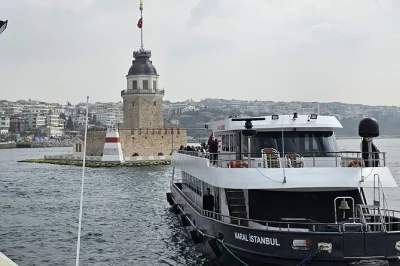 Scappa dal caos di istanbul con una crociera alle isole dei principi. naviga davanti a torre di galata, palazzo topkapi e torre di leandro, con tempo libero per scoprire heybeliada e büyükada a tuo 