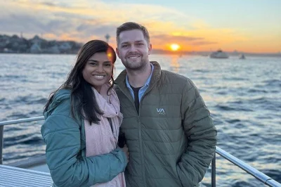 Vivi la brezza su uno yacht di lusso lungo il bosforo di istanbul, ammira palazzi e ponti, gusta baklava e rilassati con una guida locale. trasferimenti inclusi.